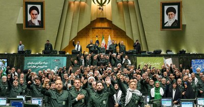 ईरानी संसद में IRGC की वर्दी में सांसद.