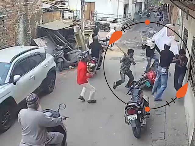 स्कूटी पर दो युवक, हाथों में तलवार और डंडे लेकर पीछा करते 6 लोग...देखें VIDEO