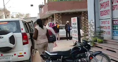 हरियाणा के झज्जर जिले में एक पति को दूसरी महिला के साथ ओयो होटल में पत्नी ने धर लिया और जमकर हंगामा किया.