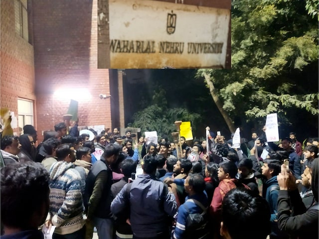 JNU कैंपस रात में बना अखाड़ा, ABVP और लेफ्ट विंग के छात्रों में भिड़ंत