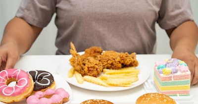 जंक फूड का सेवन करने से डायबिटीज और हार्ट डिजीज का खतरा बढ़ता है.