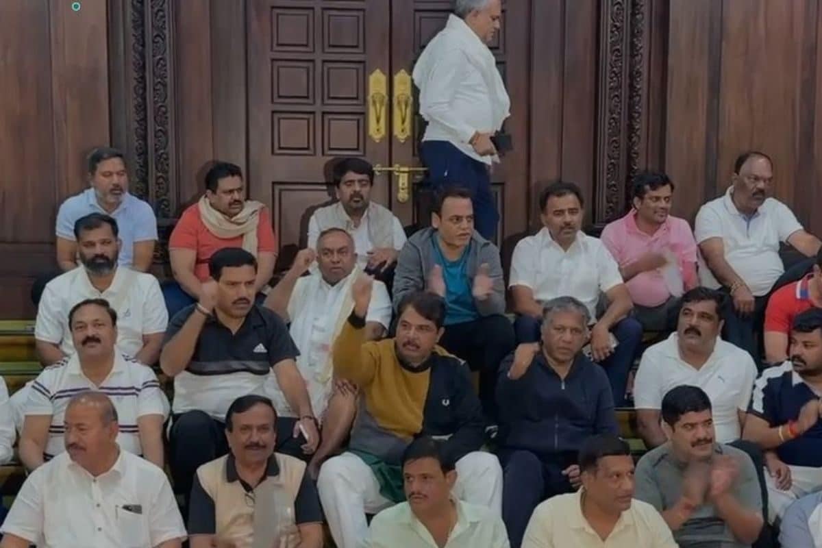 कर्नाटक शराब घोटाला: भाजपा विधायकों ने विधानसभा को बनाया घर रात गुजारी और सुबह मॉर्निक वॉक भी की