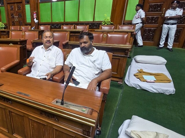 कर्नाटक शराब घोटाला: भाजपा विधायकों ने विधानसभा को बनाया घर, गाना भी गाए