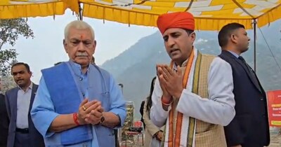 पूजा अर्चना कर एलडी मनोज सिन्हा ने मंदिर के पुर्ननिर्माण की शुरुआत करवाई. 