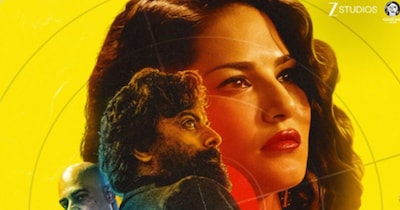 नई दिल्ली: सनी लियोनी फिल्म 'कैनेडी' में 'चार्ली' नाम का एक जटिल किरदार निभा रही हैं. उन्होंने फिल्म पर बात करने के अलावा अपने डर पर भी खुलकर बात की. उन्होंने एक एक इमोशनल सीन का जिक्र किया, जहां उन्हें अंदर से दुखी होने के बावजूद चेहरे पर नकली मुस्कान लानी थी, जिसे वे आम जिंदगी के स्ट्रगल से जोड़कर देखती हैं.