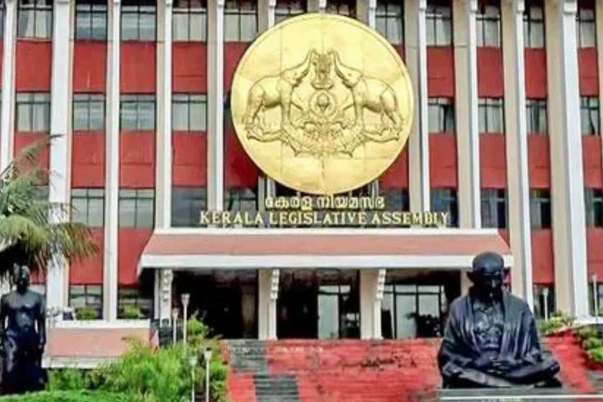  केरल विधानसभा में सत्ता पक्ष-विपक्ष में क्‍यों हुई नोंकझोंक जिसकी वजह से कार्यवाही रोकनी पड़ी