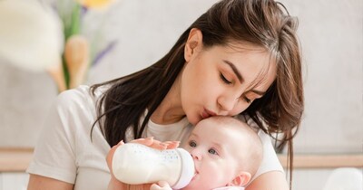 नवजात को किस करना खतरनाक हो सकता है. डॉक्टर इसकी साफ मना करते हैं.