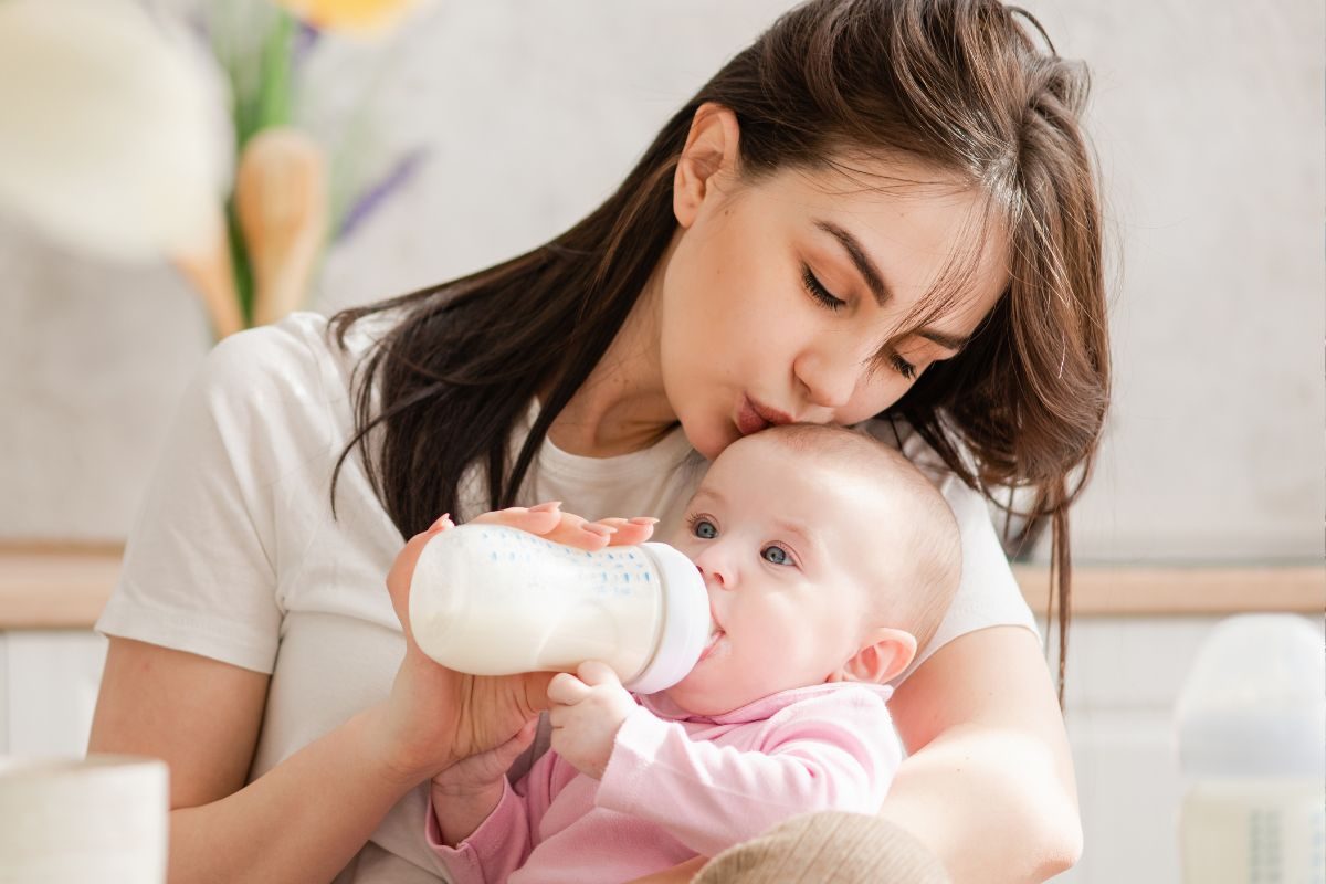 छोटे बच्चों को किस करने की आदत खतरनाक, पैरेंट्स भी न करें यह गलती, वरना फैल जाएगी जिंदगीभर की बीमारी !