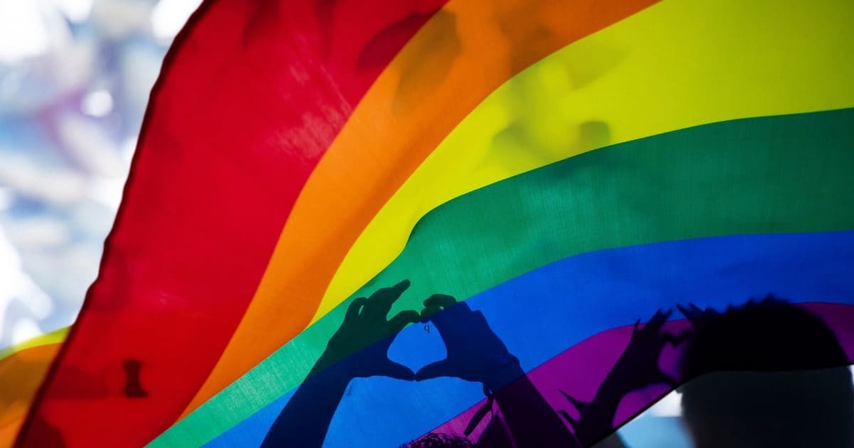 दो लड़कियों ने खुलेआम किया KISS, सोशल मीडिया पर मच गया हड़कंप, पहुंच गई पुलिस