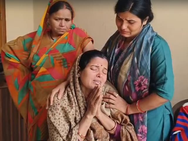 सुषमा मैडम झोले में नोटिस रखा है....यै मैसेज कर कहां लापता हो गया बीएलओ