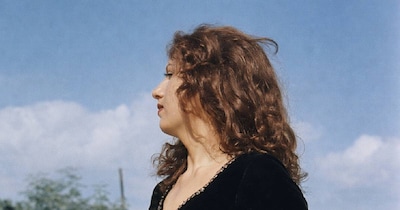 नई दिल्ली. मधुबाला का नाम लेते ही पुरानी हिंदी फिल्मों का सुनहरा दौर आंखों के सामने घूम जाता है. 14 फरवरी 1933 को दिल्ली में जन्मीं मधुबाला का असली नाम मुमताज जहां देहलवी था. बचपन से ही उनके चेहरे की मासूमियत और खूबसूरती ने सबका ध्यान खींच लिया था. यही वजह रही कि बहुत छोटी उम्र में ही उन्होंने फिल्मों की दुनिया में कदम रख दिया.