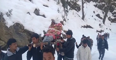 हिमाचल प्रदेश के मंडी जिले की सराज घाटी में कंधो पर मरीज को अस्पताल ले जाते हुए लोग, बर्फबारी के चलते रोड बंद हैं.