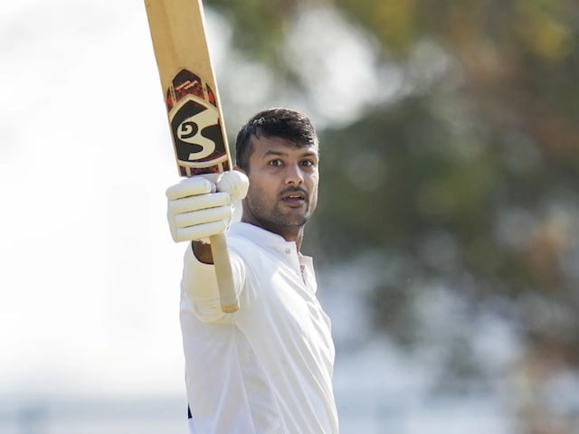 Live: दोहरा शतक ठोकने पर मयंक की नजर, 364 रन से पीछे कर्नाटक