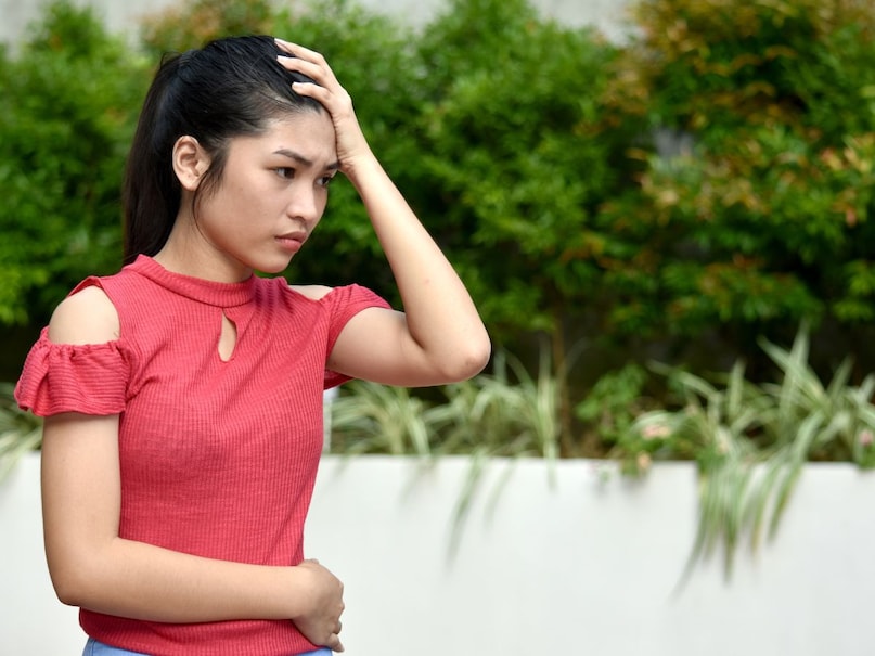 मानसिक भ्रम और एकाग्रता में कमी-जब लिवर खून से अमोनिया जैसे जहरीले पदार्थों को साफ नहीं कर पाता, तो ये टॉक्सिन्स मस्तिष्क तक पहुंच जाते हैं, जिसे हेपेटिक एन्सेफैलोपैथी कहा जाता है. इसके कारण व्यक्ति को बात करने में लड़खड़ाहट, निर्णय लेने में कठिनाई, बहुत अधिक नींद आना या अचानक व्यवहार में बदलाव महसूस हो सकता है. गंभीर मामलों में, व्यक्ति पूरी तरह भ्रमित हो सकता है या उसकी याददाश्त कमजोर हो सकती है. यह लक्षण सिरोसिस के एडवांस स्टेज पर होने का एक अत्यंत महत्वपूर्ण चेतावनी संकेत है.