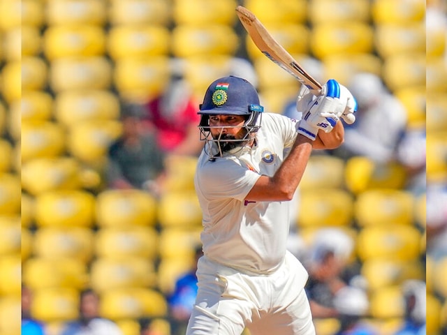 ৭টি চার ও ৩টি আকাশচুম্বী ছক্কায় মাত্র ৩০ বলে ফিফটি করে চাঞ্চল্য সৃষ্টি করেন মহম্মদ শামি।