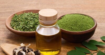 मोरिंगा ऑयल लगाने से स्किन पर ग्लो आ सकता है.