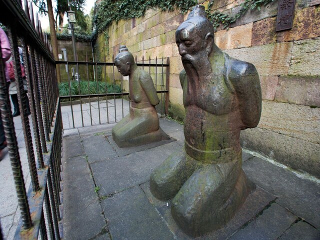 There is a statue of husband and wife sitting on their knees here, people hate it immensely!