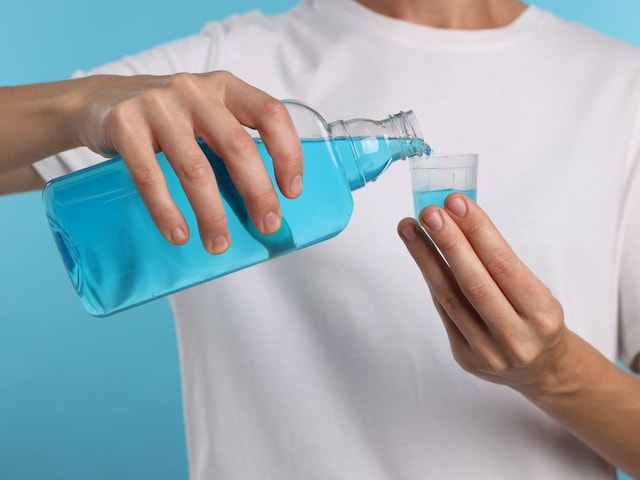 মাউথওয়াশ ব্যবহার করা কি দাঁতের জন্য ক্ষতিকর? আমেরিকান ডেন্টিস্টের বড় দাবি