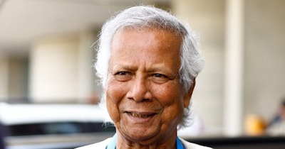 बांग्लादेश की अंतरिम सरकार के मुखिया पद से हटने के बाद मोहम्मद यूनुस अपने पुराने काम पर लौट गए हैं.