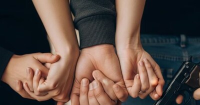 मुंबई के शिवाजी नगर में प्रेम संबंधों के विवाद में 19 वर्षीय शिफा शेख की गोली मारकर हत्या कर दी गई. (फोटो AI)