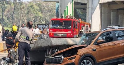 मुंबई में निर्माणाधी मेट्रो के पिलर का एक हिस्‍सा ऑटो पर गिर गया. एक कार भी चपेट में आई है. 