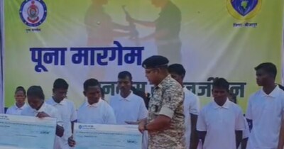 1.61 करोड़ के इनामी 51 नक्सलियों ने किया सरेंडर, हथियार भी जमा किए.