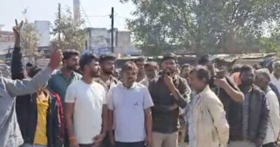 चक्काजाम करते हुए परिजन