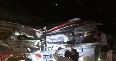 बैतड़ी जिले की पुर्चौड़ी नगर पालिका क्षेत्र से एक बारात लेकर जा रही बस हादसे की शिकार. फोटो एआई