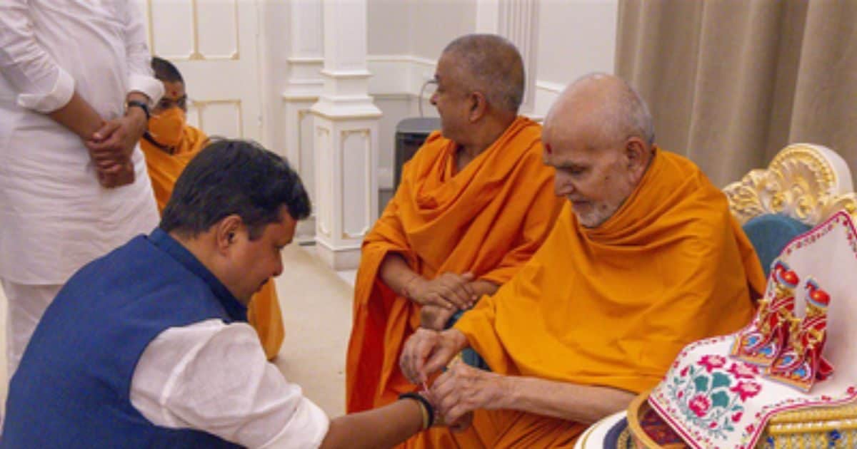 गुजरात दौरे पर पहुंचे नितिन नवीन, बतौर भाजपा राष्ट्रीय अध्यक्ष महंत स्वामी महाराज से लिया आशीर्वाद