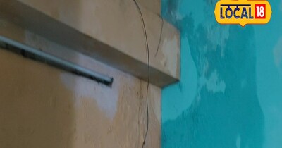 नोएडा सेक्टर 51 में सीवर ओवरफ्लो से घर के अंदर आ रहा पानी.