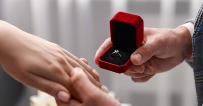 बुजुर्ग अरबपति ने नर्स से की शादी. (प्रतीकात्मक फोटो: Canva)