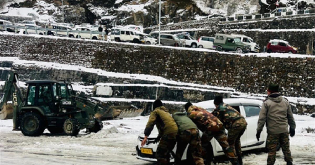 ऑपरेशन हिमराहत: भारतीय सेना ने पूर्वी सिक्किम में चलाया महाअभियान, बर्फ में फंसे 46 पर्यटकों को बचाया