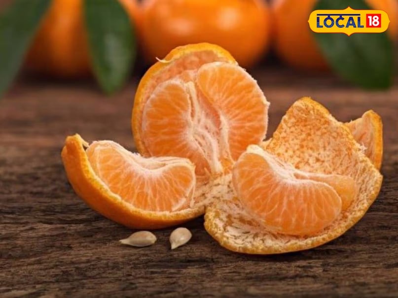 ब्यूटी एक्सपर्ट किरण पांडे बताती हैं कि संतरे के छिलके का पाउडर बनाना बेहद आसान है. सबसे पहले संतरा खाने के बाद उसके छिलकों को साफ पानी से अच्छी तरह धो लें, ताकि कीटनाशक या गंदगी पूरी तरह हट जाए. इसके बाद छिलकों को 2 से 3 दिन तक तेज धूप में सुखाएं. जब छिलके पूरी तरह सूखकर कड़क हो जाएं, तब इन्हें मिक्सर या ग्राइंडर में पीस लें. ध्यान रखें कि पाउडर बिल्कुल बारीक हो. इस पाउडर को किसी साफ और सूखे एयरटाइट डिब्बे में रख लें. सही तरीके से रखने पर यह पाउडर कई महीनों तक खराब नहीं होता और जरूरत पड़ने पर आसानी से इस्तेमाल किया जा सकता है. ब्यूटी एक्सपर्ट किरण पांडे बताती हैं कि संतरे के छिलके का पाउडर बनाना बेहद आसान है. सबसे पहले संतरा खाने के बाद उसके छिलकों को साफ पानी से अच्छी तरह धो लें, ताकि कीटनाशक या गंदगी पूरी तरह हट जाए. इसके बाद छिलकों को 2 से 3 दिन तक तेज धूप में सुखाएं. जब छिलके पूरी तरह सूखकर कड़क हो जाएं, तब इन्हें मिक्सर या ग्राइंडर में पीस लें. ध्यान रखें कि पाउडर बिल्कुल बारीक हो. इस पाउडर को किसी साफ और सूखे एयरटाइट डिब्बे में रख लें. सही तरीके से रखने पर यह पाउडर कई महीनों तक खराब नहीं होता और जरूरत पड़ने पर आसानी से इस्तेमाल किया जा सकता है.