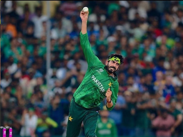 উসমান তারিকের সঙ্গে ধোনির সম্পর্ক কী? কিপারের সঙ্গে স্পিনারের সংযোগ 'পজ'।