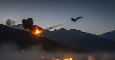 पाकिस्तान ने अफगानिस्तान में एयरस्ट्राइक कर दी है.