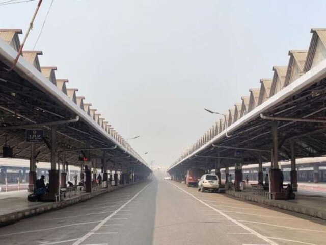The only railway station in India, where cabs and taxis stand between the platforms.