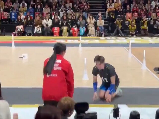 जब लड़की को लगी गेंद तो खिलाड़ी ने मांगी अब तक की सबसे लंबी अस्पष्ट माफ़ी!