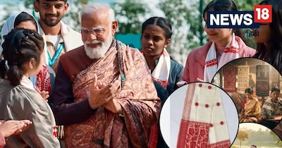  जब पीएम छात्रों के साथ परीक्षा और तैयारियों पर चर्चा कर रहे है, तो लोगों की नजर उनके कंघे पर रखी शॉल पर गई.