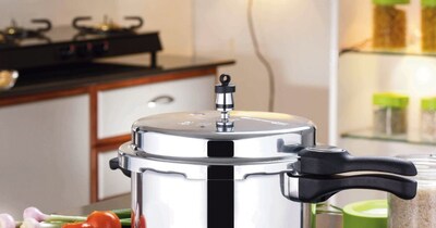 प्रेशर कुकर में खाना पकाना आमतौर पर सुरक्षित माना जाता है.