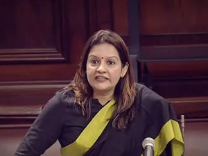 सदन में विपक्ष के वाकआउट के बाद भी अकेले मौजूद रहीं प्रियंका चतुर्वेदी. 