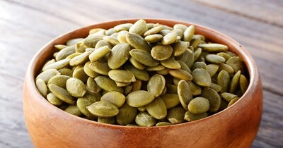 हार्वर्ड हेल्थ की रिपोर्ट के मुताबिक कद्दू के बीज पोषक तत्वों से भरपूर होते हैं. कद्दू के बीज प्रोटीन, फाइबर, मैग्नीशियम, जिंक, आयरन और हेल्दी फैट्स से भरपूर होते हैं. इनमें मौजूद एंटीऑक्सीडेंट्स शरीर को फ्री रेडिकल्स से होने वाले नुकसान से बचाते हैं. यही कारण है कि इन्हें सुपरफूड की कैटेगरी में रखा जाता है.