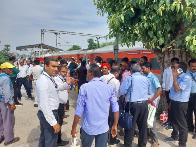 अब ट्रेनों का टिकट लेने का आसान तरीका बताएगा रेलवे, लाइन लगाने का झंझट होगा खत