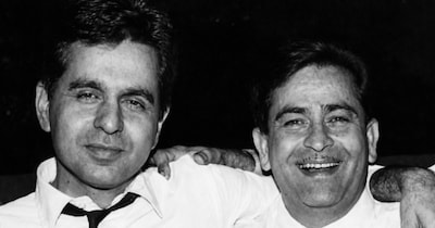 नई दिल्ली. 2 जून साल 1988, अस्पताल के उस सन्नाटे भरे कमरे में वक्त जैसे ठहर गया था. शोमैन राज कपूर जिंदगी और मौत के बीच खामोश पड़े थे. तभी दरवाजा खुला और अंदर दाखिल हुए उनके सबसे करीबी दोस्त दिलीप कुमार. सामने अपने यार को कोमा में देख दिलीप साहब का दिल टूट गया. उन्होंने कांपते हाथों से राज कपूर का हाथ थामा और भर्राई आवाज में कहा- 'राज, एक्टिंग मत कर… उठ जा. आज भी मैं देर से आया, माफ कर दे मुझे.' यह सिर्फ एक डायलॉग नहीं था, बल्कि दशकों पुरानी दोस्ती की पुकार थी, जिसमें यादें थीं, मोहब्बत थी और बिछड़ने का डर भी. उस कमरे में मौजूद हर शख्स समझ रहा था कि यह लम्हा साधारण नहीं है… पर उस आखिरी मुलाकात की कहानी में अभी बहुत कुछ बाकी है.