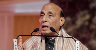 पूर्व सेनाध्‍यक्ष मनोज मुकुंद नरवणे की अप्रकाशित किताब पर बवाल के बाद क्‍या सरकार सीनियर आर्मी ऑफिसर के किताब ल‍िखने पर रिटायरमेंट के 20 साल तक बैन लगाने वाली है? रक्षा मंत्री राजनाथ सिंह ने इसपर जवाब दिया है. (फाइल फोटो)