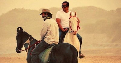 नई दिल्ली. फिल्मी सितारे अपनी फिटनेस को लेकर काफी ध्यान रखते हैं. लेकिन कई बार अपने किरदारों की वजह से उन्हें अपनी फिटनेस के साथ भी खिलवाड़ करना पड़ता है. साल 2016 में तो एक सुपरस्टार ने अपना इतना वजन बढ़ा लिया था कि लोगों ने के लिए यकीन करना मुश्किल हो गया  था कि क्या ये वही है. वहीं कुछ तो सेट पर बेहोश तक हो चुके हैं. 