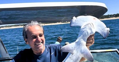 पूर्व मंत्री ने दुर्लभ शार्क मारकर ली सेल्फी, सोशल मीडिया पर मचा बवाल.