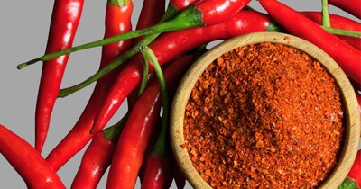 लाल मिर्च सीमित मात्रा में खाएंगे, तो हार्ट डिजीज से बचाव हो सकता है.