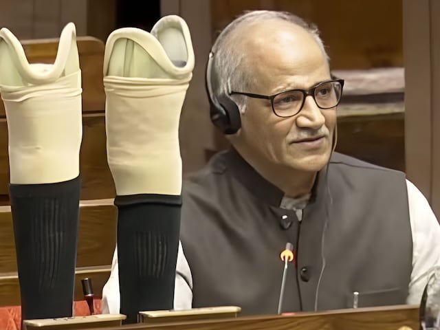 कौन हैं सांसद सदानंदन मास्टर?  जिनके दोनों पैर कम्युनिस्टों ने काट दिए थे