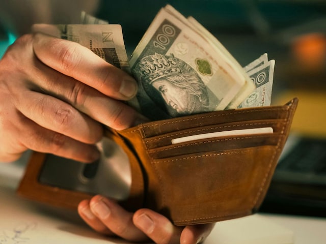 पता चल गया 8वां वेतन आयोग लगने पर कितनी बढ़ेगी सैलरी, एरियर पर भी शंका खत्म