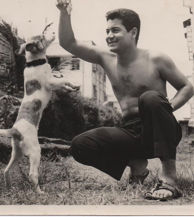 सलीम ने अपने बच्चों को भी इस बारे में खुलकर बताया. उस वक्त सलमान करीब 10 साल के थे . सलीम ने बताया, 'मैंने अपने बच्चों से कहा, 'मैं हेलन आंटी से प्यार करता हूं. मुझे नहीं लगता कि तुम उनसे उतना प्यार कर सकते हो जितना अपनी मां से करते हो. लेकिन मैं चाहता हूं कि तुम उन्हें वही इज्जत दो जो अपनी मां को देते हो' . सलीम ने अपने बच्चों को भी इस बारे में खुलकर बताया. उस वक्त सलमान करीब 10 साल के थे . सलीम ने बताया, 'मैंने अपने बच्चों से कहा, 'मैं हेलन आंटी से प्यार करता हूं. मुझे नहीं लगता कि तुम उनसे उतना प्यार कर सकते हो जितना अपनी मां से करते हो. लेकिन मैं चाहता हूं कि तुम उन्हें वही इज्जत दो जो अपनी मां को देते हो' .